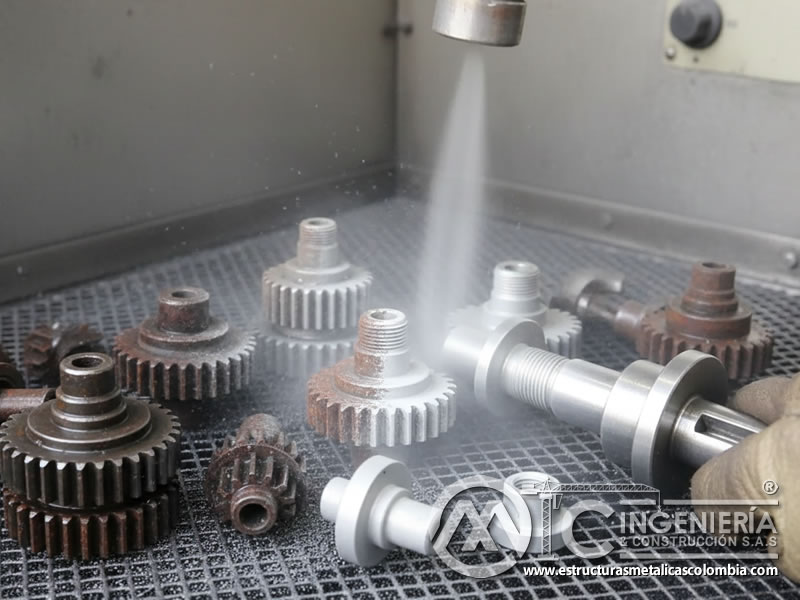 Componentes industriales pequeños: granalla remueve óxido de superficies complejas. Bogotá, Colombia. Montajes, Ingeniería y Construcción. MIC SAS.