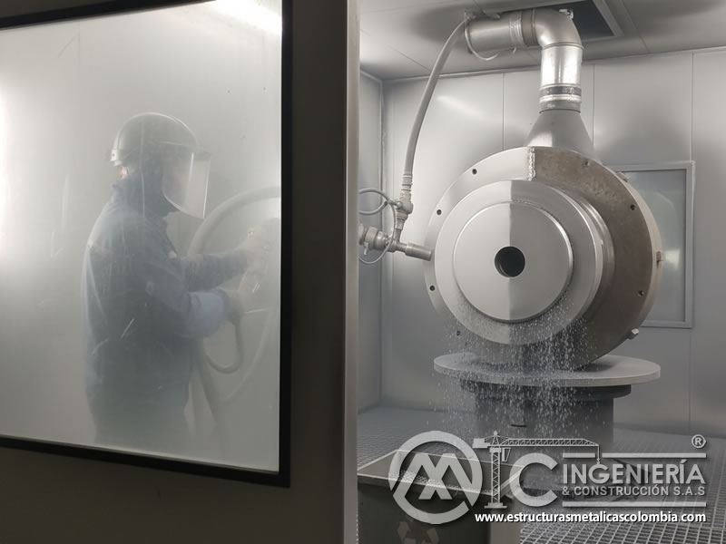 Interior de cabina de sandblasting con granalla, ambiente limpio y controlado. Bogotá, Colombia. Montajes, Ingeniería y Construcción. MIC SAS.