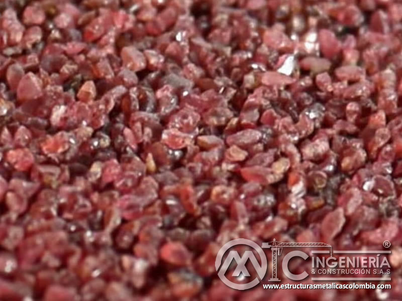 Granulometría gruesa de granate abrasivo rojo oscuro para arenado. Bogotá, Colombia. Montajes, Ingeniería y Construcción. MIC SAS.