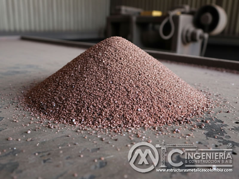Montículo de granate abrasivo fino rosado cobrizo en planta industrial. Bogotá, Colombia. Montajes, Ingeniería y Construcción. MIC SAS.