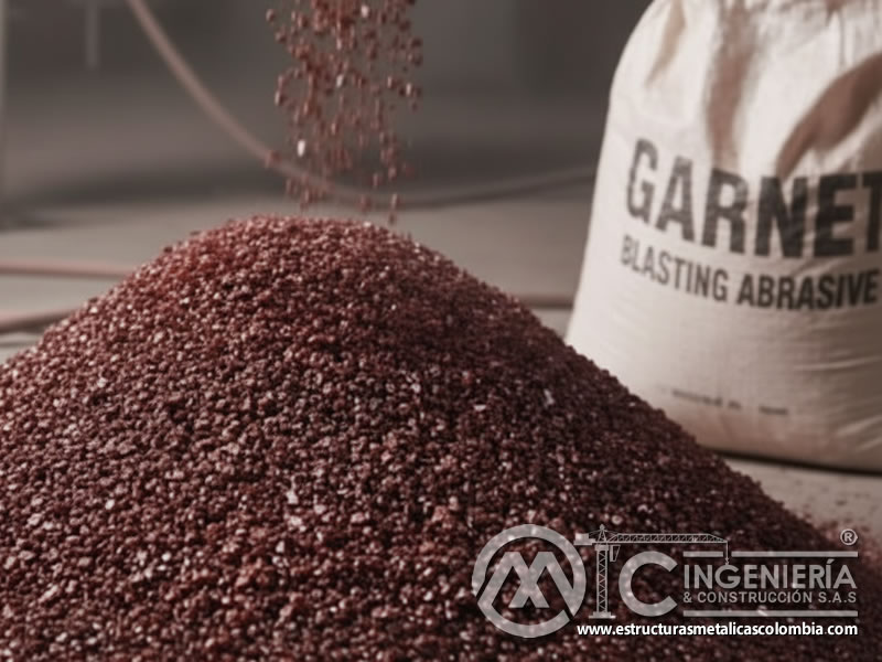 Montículo de granate con saco de empaque para sandblasting industrial. Bogotá, Colombia. Montajes, Ingeniería y Construcción. MIC SAS.