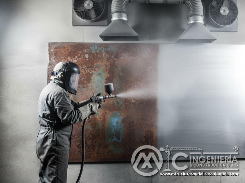 Limpieza rápida y efectiva con óxido de aluminio en superficie de acero. Bogotá, Colombia. Montajes, Ingeniería y Construcción. MIC SAS.