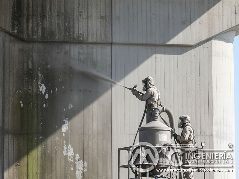 Limpieza y restauración de superficies de hormigón con óxido de aluminio. Bogotá, Colombia. Montajes, Ingeniería y Construcción. MIC SAS.