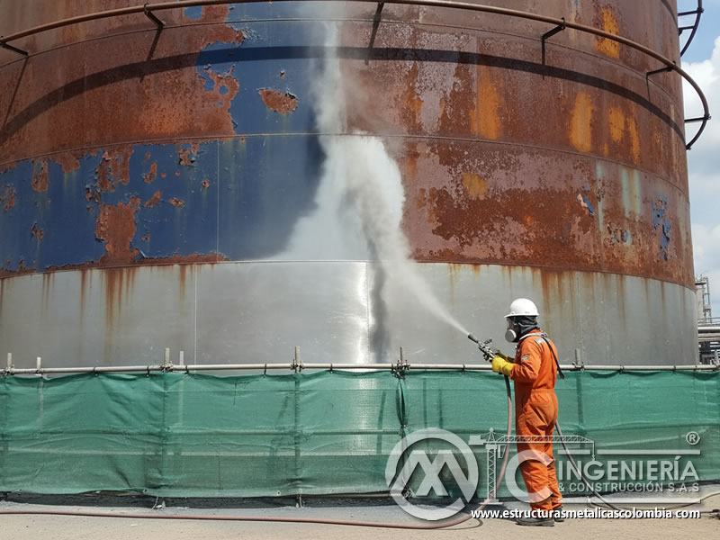 Limpieza de tanque industrial con óxido de aluminio para preparación de recubrimiento protector. Bogotá, Colombia. Montajes, Ingeniería y Construcción. MIC SAS.