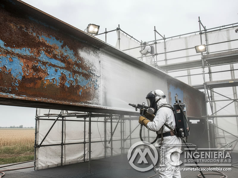 Sandblasting profesional de estructura metálica grande preparando para recubrimiento protector. Bogotá, Colombia. Montajes, Ingeniería y Construcción. MIC SAS.