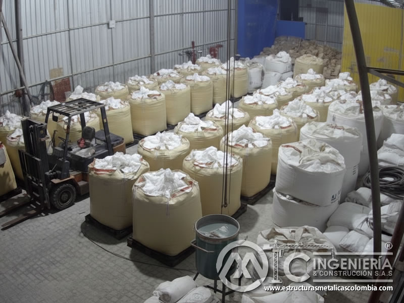 Almacenamiento industrial de abrasivos plásticos en big bags. Bogotá, Colombia. Montajes, Ingeniería y Construcción. MIC SAS.