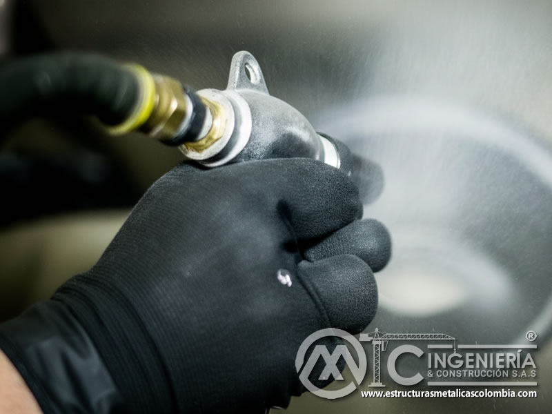 Boquilla de sandblasting con chorro de abrasivo plástico. Bogotá, Colombia. Montajes, Ingeniería y Construcción. MIC SAS.