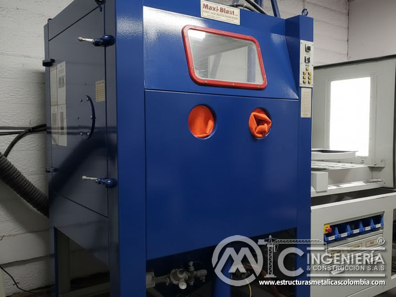 Cabina de granallado industrial Maxi-Blast para abrasivos plásticos. Bogotá, Colombia. Montajes, Ingeniería y Construcción. MIC SAS.