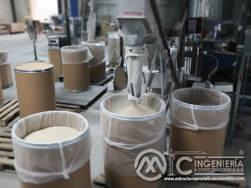 Envasado de abrasivos plásticos en tambores industriales. Bogotá, Colombia. Montajes, Ingeniería y Construcción. MIC SAS.