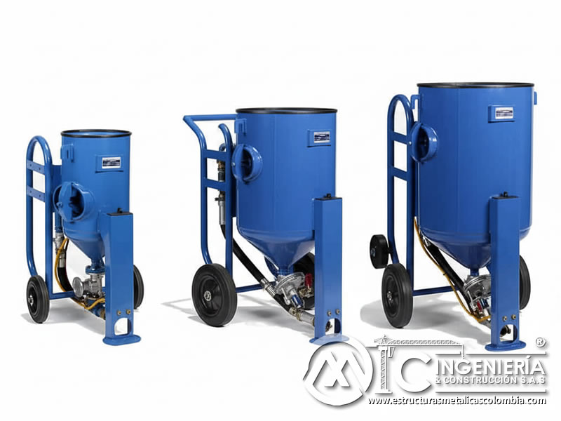 Equipos portátiles de sandblasting azules de diferentes capacidades. Bogotá, Colombia. Montajes, Ingeniería y Construcción. MIC SAS.