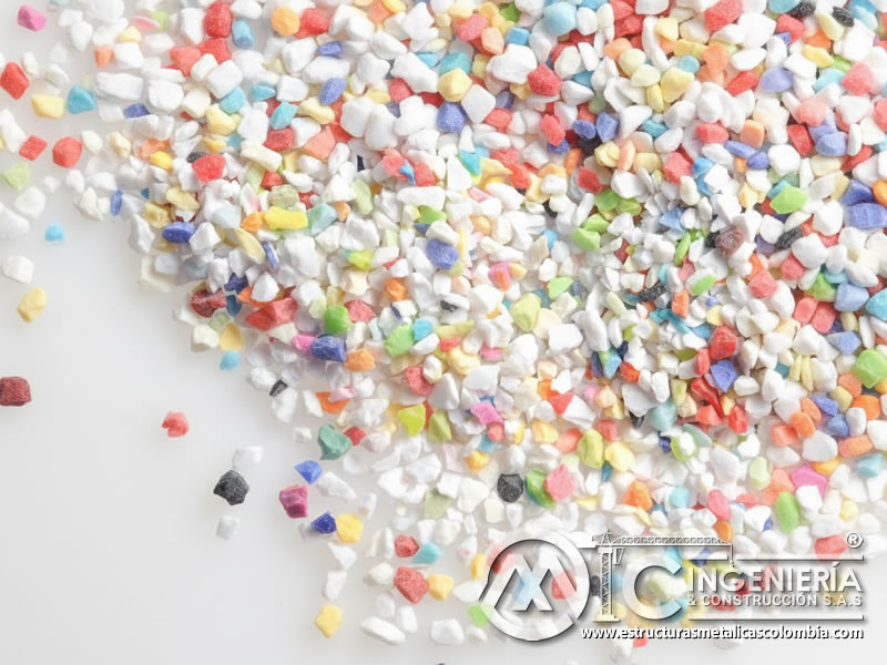 Gránulos abrasivos plásticos multicolores vistos desde arriba. Bogotá, Colombia. Montajes, Ingeniería y Construcción. MIC SAS.