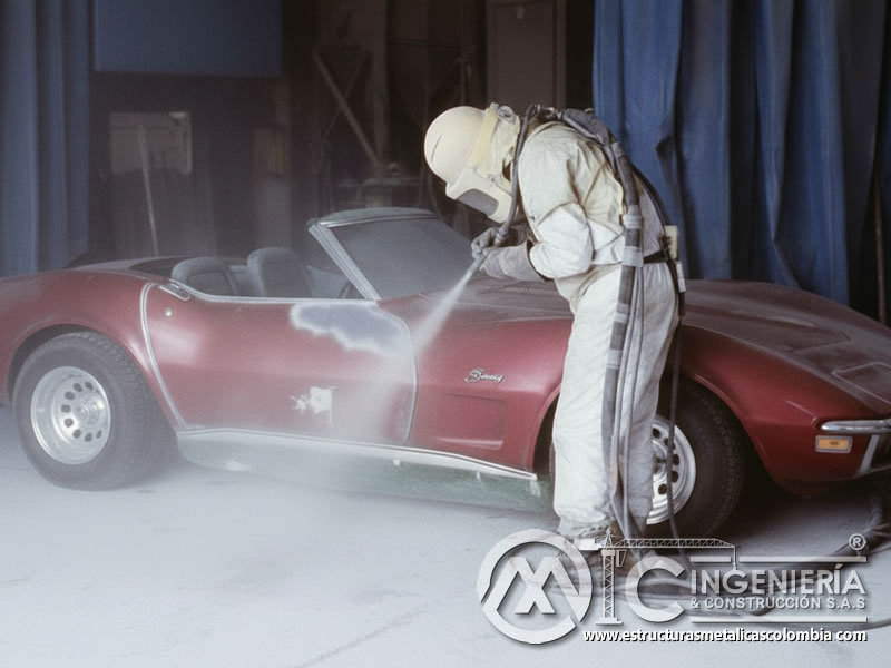 Sandblasting con abrasivo plástico en automóvil deportivo clásico. Bogotá, Colombia. Montajes, Ingeniería y Construcción. MIC SAS.