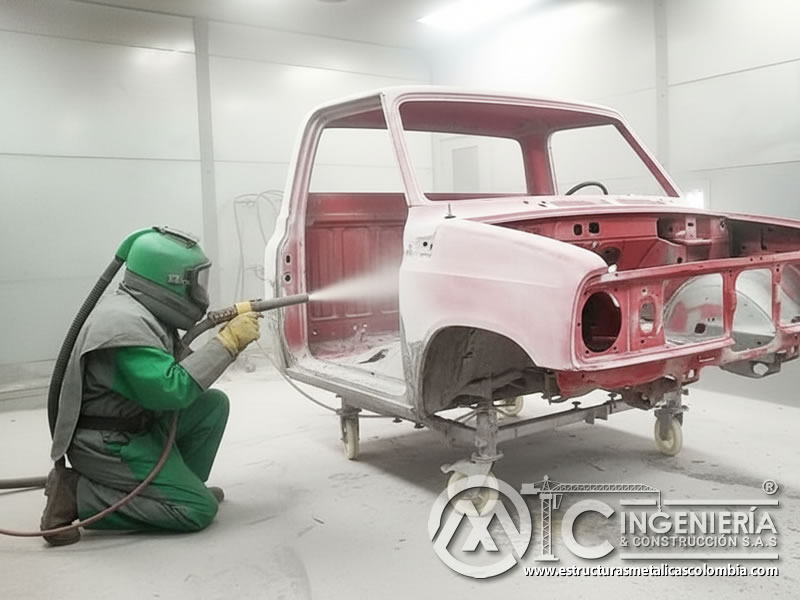 Sandblasting con abrasivo plástico en carrocería de automóvil rojo. Bogotá, Colombia. Montajes, Ingeniería y Construcción. MIC SAS.