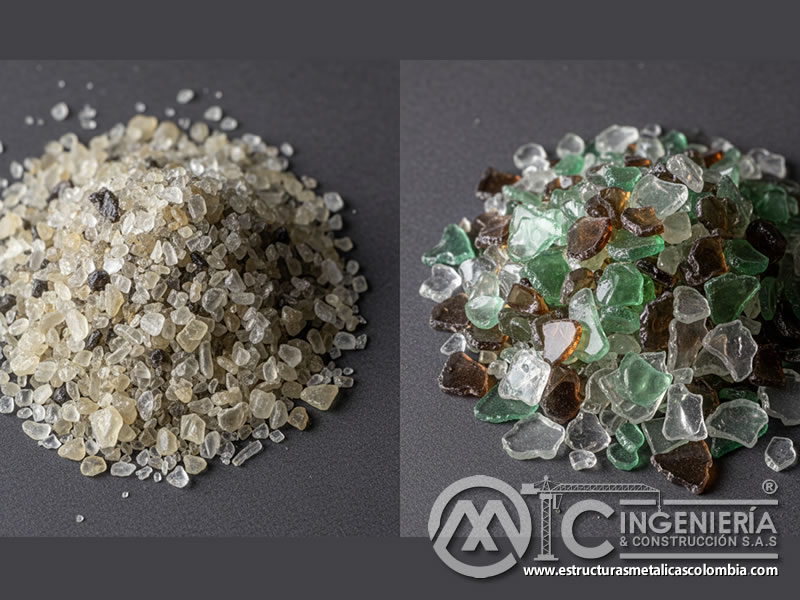 Comparación microscópica: partículas de arena de sílice vs vidrio triturado. Bogotá, Colombia. Montajes, Ingeniería y Construcción. MIC SAS.