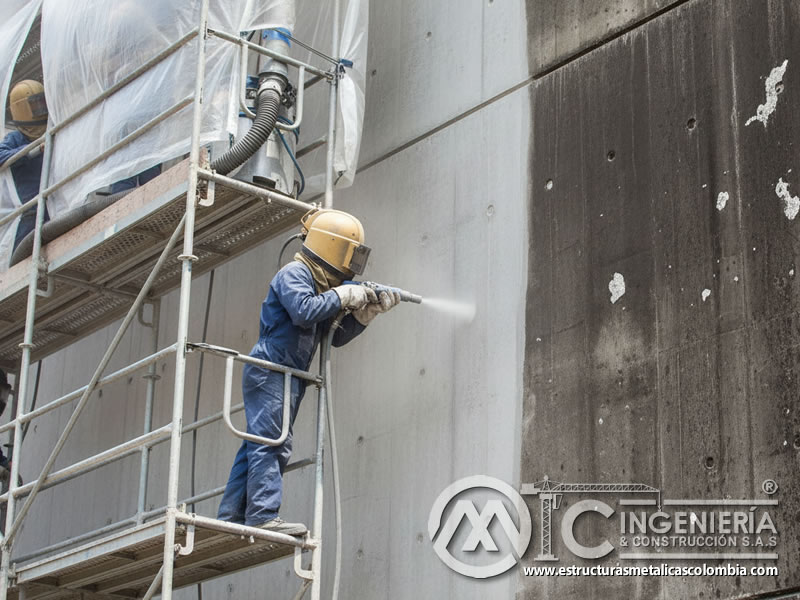 Limpieza y restauración de fachada de hormigón con vidrio triturado. Bogotá, Colombia. Montajes, Ingeniería y Construcción. MIC SAS.